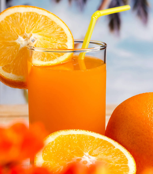 Φρεσκοστυμμένο πορτοκαλί δείχνει βιταμίνη C και ποτά  - Φωτογραφία, εικόνα