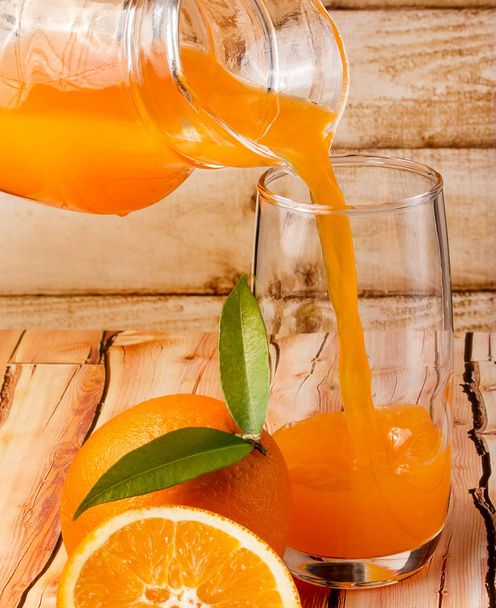 Χυμό πορτοκαλιού πιέζονται αντιπροσωπεύει τροπικά φρούτα και ανανέωσης  - Φωτογραφία, εικόνα
