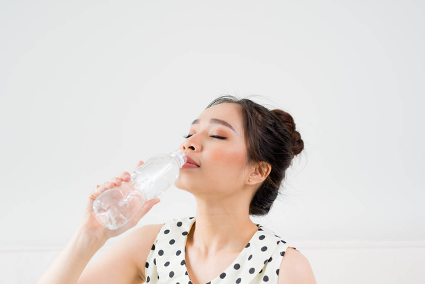 Joven hermosa mujer asiática sosteniendo vaso de agua
  - Foto, imagen