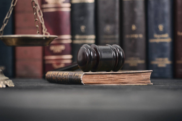 Судья Гевель, книга законов и весы правосудия на черной деревянной бабе
 - Фото, изображение