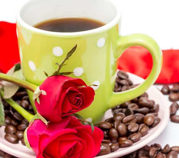 Kaffeebohnen frisch zeigt Heißgetränk und Espresso  - Foto, Bild
