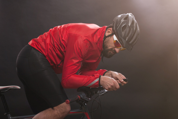 Велосипедист в красной куртке на велосипеде. Концепция экстрима
.  - Фото, изображение