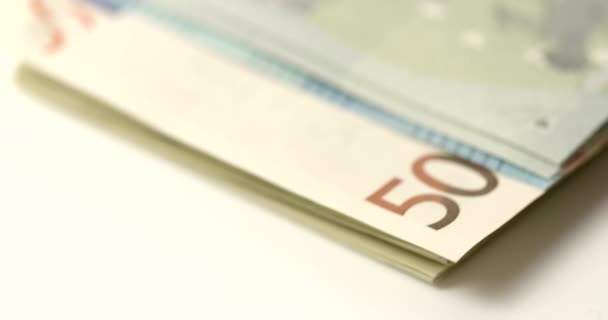 Ένα πλάνο παρακολούθησης μακροεντολή σε μια στοίβα από χαρτονομίσματα ευρώ - Πλάνα, βίντεο