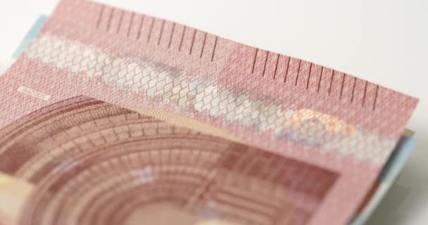 Pomalé makra sledování snímku přes hromadu eurobankovky - Záběry, video