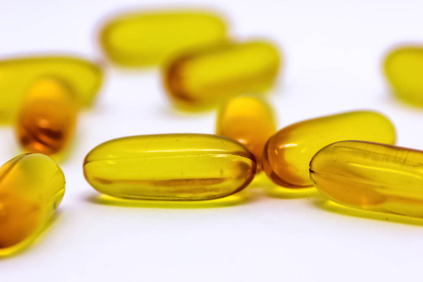 Kabeljauw lever olie omega 3 vitamine e gel capsules geïsoleerd op witte achtergrond - Foto, afbeelding