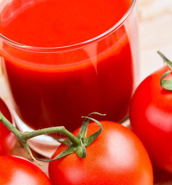 Le jus de tomates et de légumes montre boissons boissons et boissons
  - Photo, image