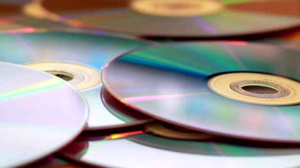 Panning tiro de uma pilha de DVDs em uma mesa
 - Filmagem, Vídeo