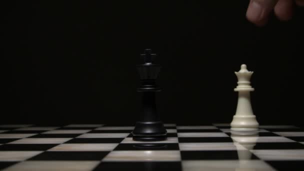 Königin besiegt König im Schach - Filmmaterial, Video