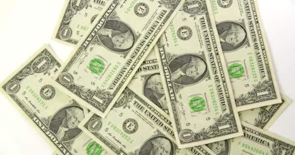 Περιστρεφόμενη κορυφή δείτε διάσπαρτα δολάρια ΗΠΑ σε λευκό φόντο - Πλάνα, βίντεο