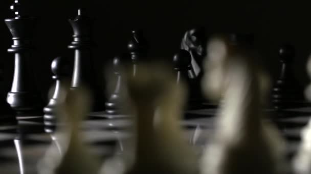 Hidas seuranta laukaus takana shakki kappaletta marmori shakkilauta - Materiaali, video
