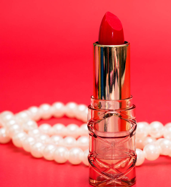 Rode lippenstift betekent Beauty producten en cosmetica  - Foto, afbeelding
