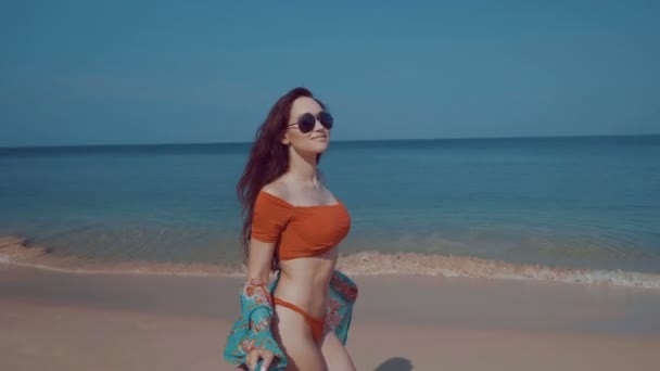 Hermosa chica en la playa tropical / Hermosa chica en bikini y colorida playa cubrir relajarse al sol durante las vacaciones de verano en la playa tropical - video en cámara lenta
 - Metraje, vídeo