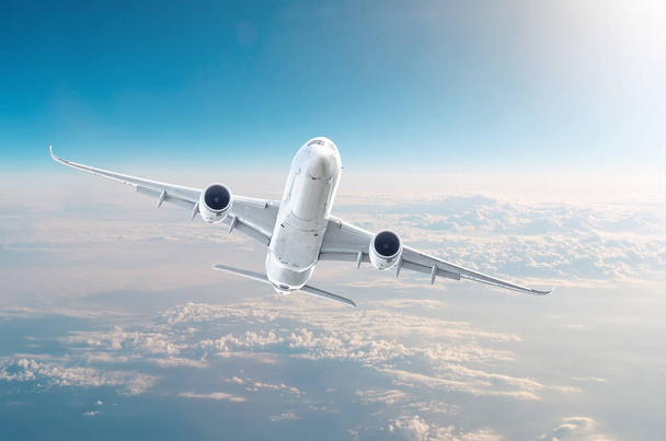 ワイドボディ旅客機が雲の上に空の高空飛行レベルを上昇します。. - 写真・画像
