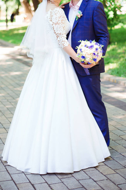 Nowożeńcy na weselu, spacer po parku - Zdjęcie, obraz