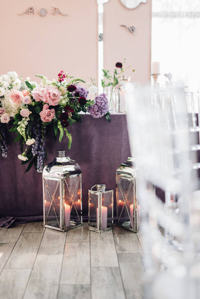 Tablo mor bez, çiçekler ve mumlarla düğün yemeği için kapalı - Fotoğraf, Görsel