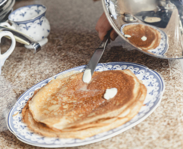 Fried pancake smear with butter - Foto, afbeelding