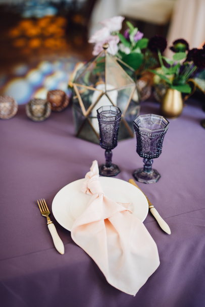 Detailní hodnocení místa s fialové a bílé nádobí, florarium a květinové kompozice - Fotografie, Obrázek