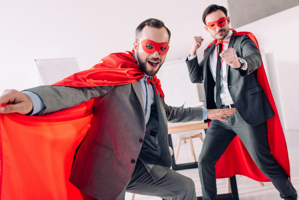 bello super uomini d'affari in maschere e mantelli divertirsi in ufficio
 - Foto, immagini