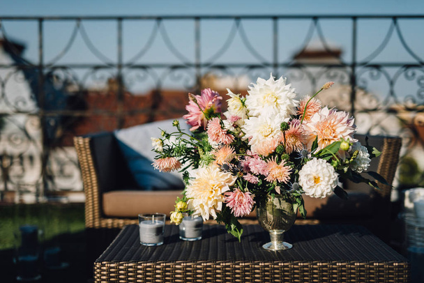 Rico ramo de boda hecho de crisantemos está sobre la mesa
 - Foto, imagen