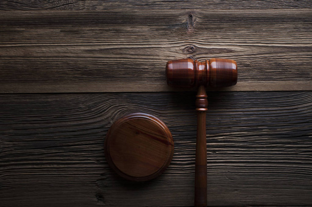 Zákon pojem. Soudci kladívkem na rustikální dřevěný stůl. Pohled shora. - Fotografie, Obrázek