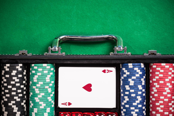 ポーカー テーブルのポーカー チップを搭載したスーツケース - 写真・画像