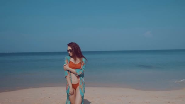 Hermosa chica en la playa tropical / Hermosa chica en bikini y colorida playa cubrir relajarse al sol durante las vacaciones de verano en la playa tropical
 - Metraje, vídeo