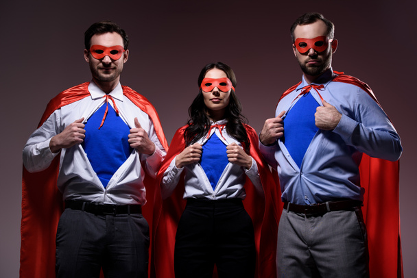 Superunternehmer in Masken und Umhängen, die Blauhemden auf grauem Grund zeigen - Foto, Bild