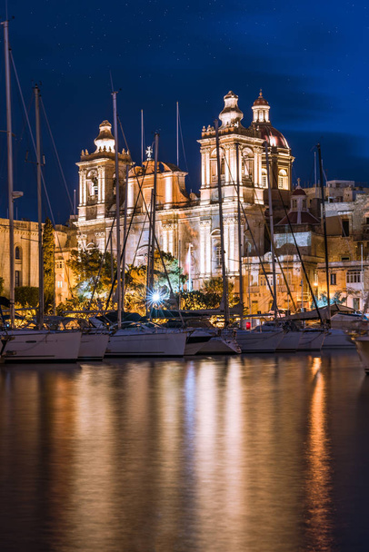 Костел Святого Лаврентія в нічний час, Біргіт, Мальта - Фото, зображення