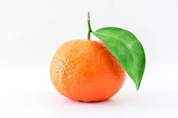 Mandarine or clementine with green leaf  - 写真・画像