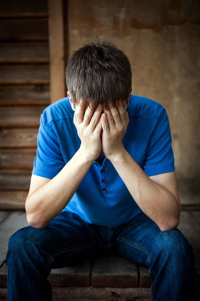 triest jonge man buiten - Foto, afbeelding