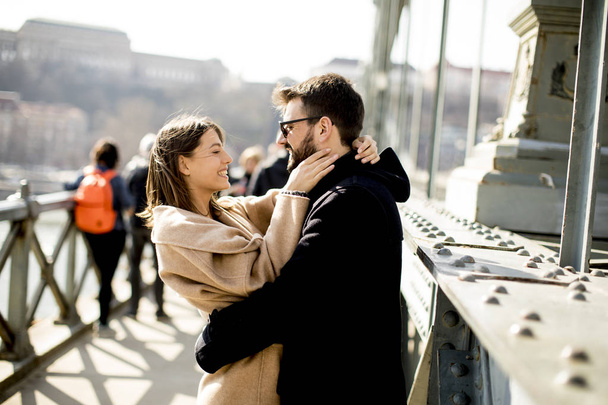 Verliefde paar op Chain bridge, Budapest, Hongarije - Foto, afbeelding