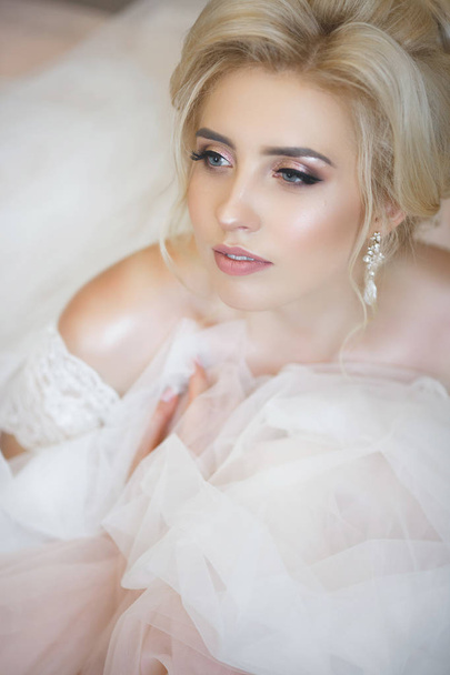 Closeup portrait of bride with fashionable makeup - Fotó, kép