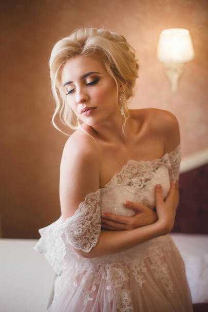 Нежная невеста в элегантном кружевном свадебном платье
 - Фото, изображение