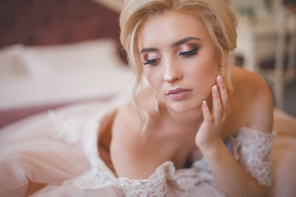 Closeup portrait of bride with fashionable makeup - Fotoğraf, Görsel