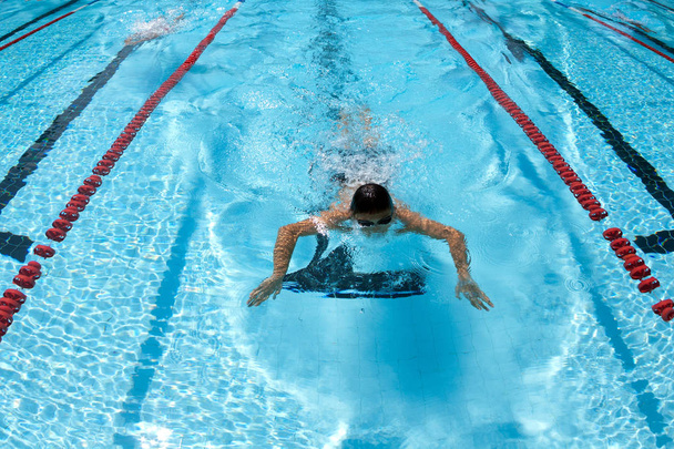 Exercícios de piscina na piscina para relaxamento
. - Foto, Imagem
