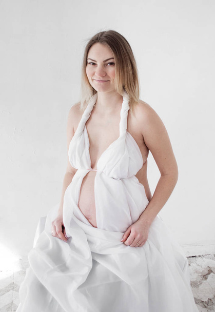 photo portrait of a pregnant girl in white - Fotografie, Obrázek