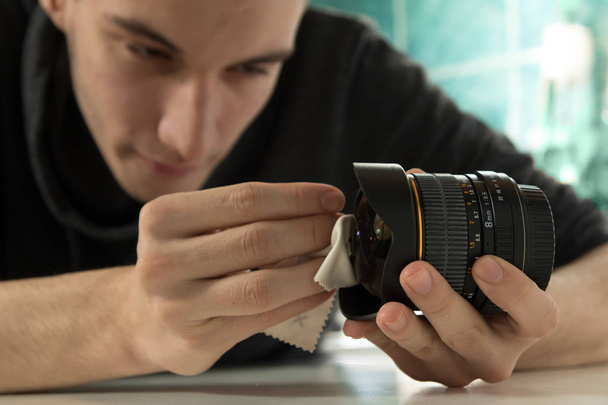 Jonge fotograaf controle lens - Foto, afbeelding