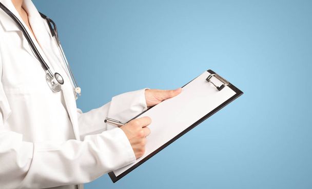 Female doctor with notepad - Φωτογραφία, εικόνα