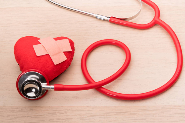stetoskop i czerwone serce symbol, opieki zdrowotnej i medycyny, zdrowe i ubezpieczenia, świat zdrowia dzień koncepcji - Zdjęcie, obraz