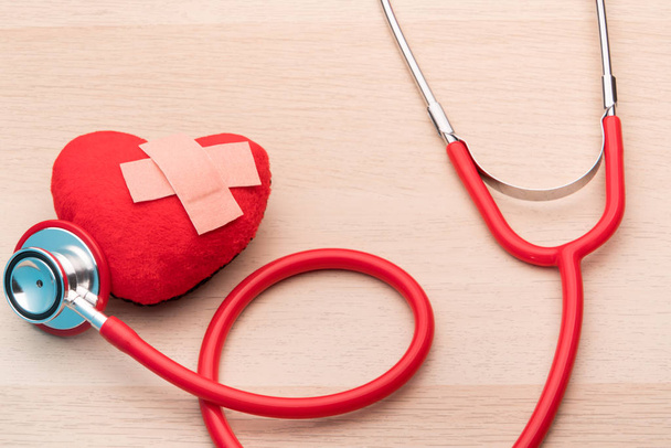 stetoskop i czerwone serce symbol, opieki zdrowotnej i medycyny, zdrowe i ubezpieczenia, świat zdrowia dzień koncepcji - Zdjęcie, obraz