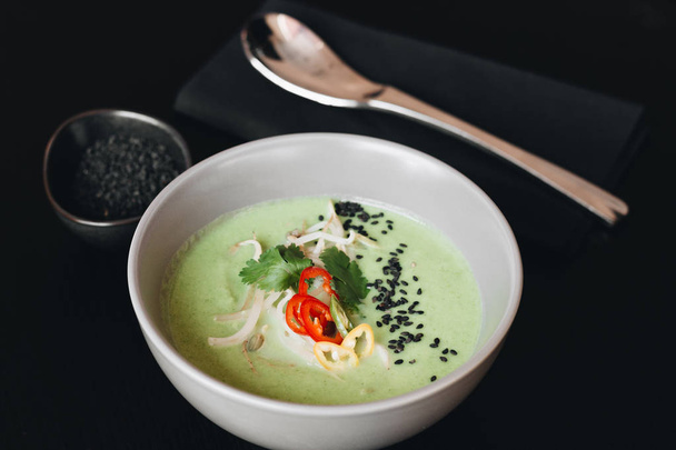 zachwycający zielony pikantna zupa w misce biały  - Zdjęcie, obraz