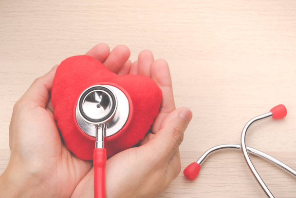 stethoscoop en rood hartsymbool, gezondheidszorg en geneeskunde, gezond en verzekeringen, wereld gezondheid dag concept - Foto, afbeelding