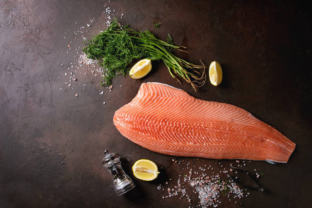 Raw salmon fillet - Foto, imagen