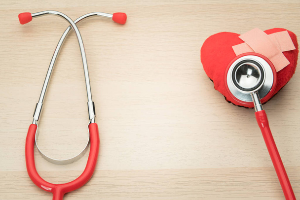 sztetoszkóp és piros szív szimbólum, az egészségügy és az orvostudomány, egészséges és biztosítás, egészségügyi nap világképének - Fotó, kép