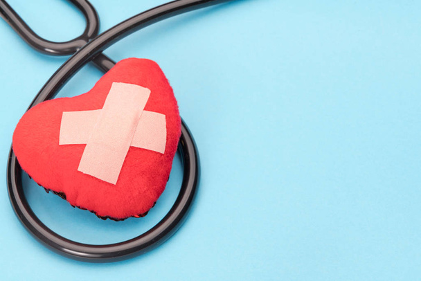 estetoscópio e símbolo de coração vermelho, saúde e medicina, saudável e seguro, conceito de dia mundial de saúde
 - Foto, Imagem
