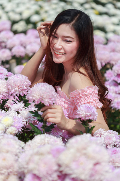 beautiful woman in chrysanthemum glower garden - Fotoğraf, Görsel