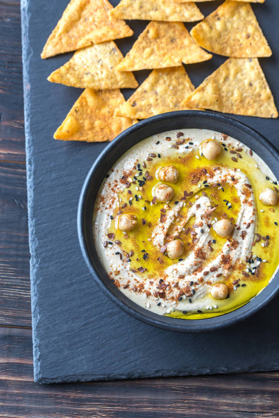 Bowl of hummus with tortilla chips - Foto, immagini