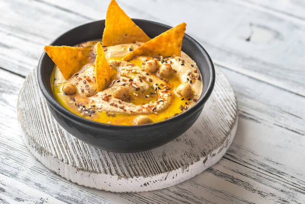 Bowl of hummus with tortilla chips - Foto, immagini