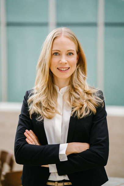 Professional head shot of a Caucasian white woman in a suit. She is smiling and appears confident and relaxed. She is a professional (banker, lawyer, founder) and is dressed up to pursue her career. - Foto, Imagem
