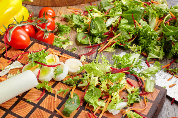 Closeup de salada vegetal de pimentão, manjericão de tomate e ervas
. - Foto, Imagem